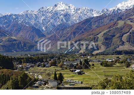 三段紅葉と大糸線 三段紅葉と大糸線 108057489