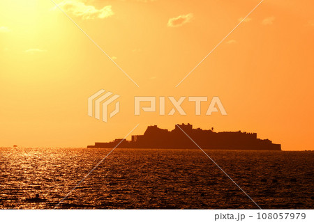 軍艦島の夕景 108057979