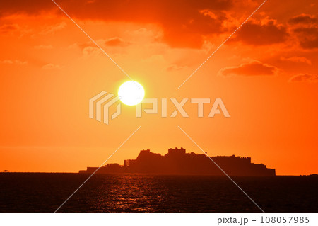 軍艦島の夕景 108057985