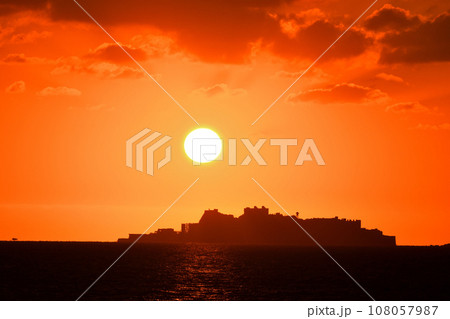 軍艦島の夕景 108057987