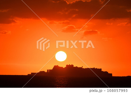 軍艦島の夕景 軍艦島の夕景 108057993
