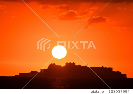 軍艦島の夕景 108057994