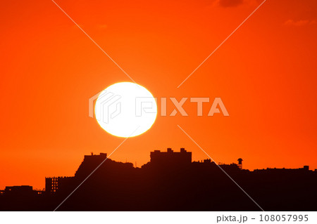 軍艦島の夕景 108057995