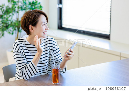 カフェでスマホを操作する女性 カフェでスマホを操作する女性 108058107