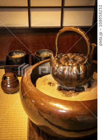 日本の和室の風景、火鉢と鉄ヤカン 108058252