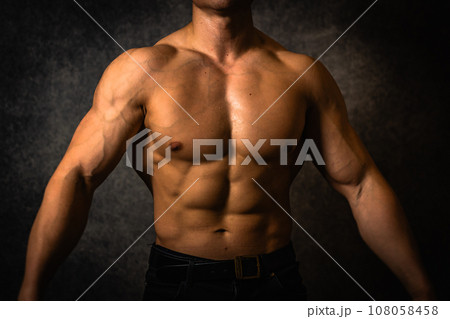 筋骨隆々な鍛えられた男性の肉体 108058458