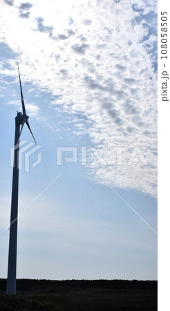 風力発電の風車と流れる白い雲 縦長 【撮影地:北海道幌延町】 風力発電の風車と流れる白い雲 縦長 【撮影地:北海道幌延町】 108058505