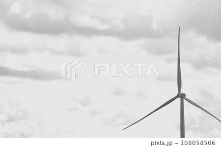 風力発電の風車 グレースケール【撮影地:北海道天塩町】9月 風力発電の風車 グレースケール【撮影地:北海道天塩町】9月 108058506