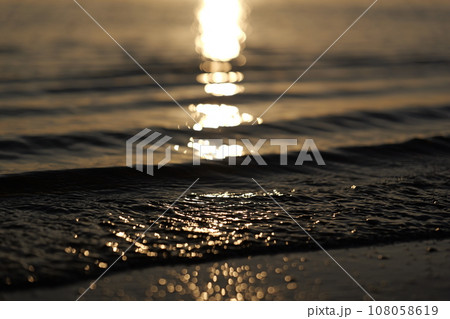 海面に反射する夕日 海面に反射する夕日 108058619