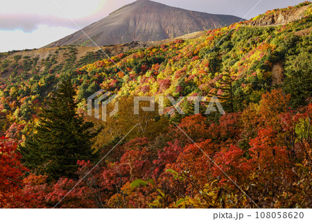 色付く山 色付く山 108058620