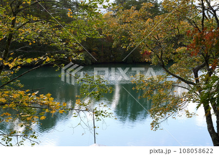 紅葉した木々と池 紅葉した木々と池 108058622