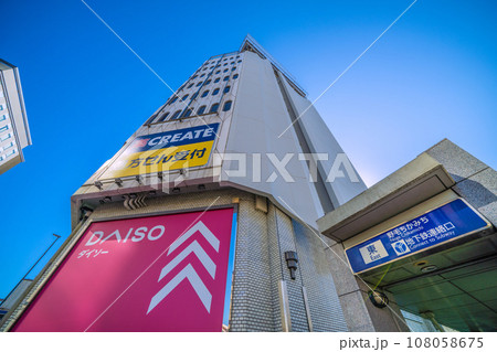 日本の横浜都市景 10月・市営地下鉄　桜木町駅・野毛ちかみち・地下鉄連絡口などを望む 108058675