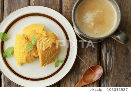 手作りのカボチャの焼きプリンとカフェオレ 手作りのカボチャの焼きプリンとカフェオレ 108058927