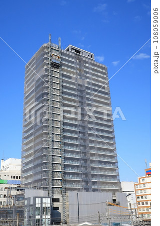 高層マンションの建設現場 108059006