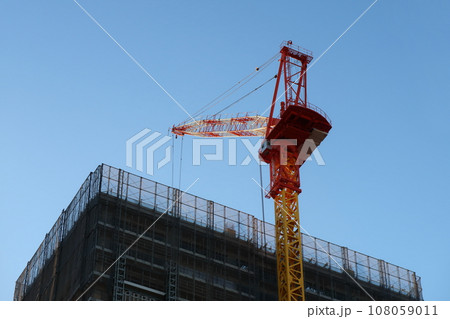 高層マンションの建設現場 108059011