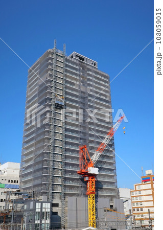 高層マンションの建設現場 108059015