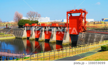 東京都北区志茂の旧岩淵水門(赤水門)の風景 東京都北区志茂の旧岩淵水門(赤水門)の風景 108059099