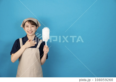 ブルーバックでハンディモップを持つハウスクリーニングの女性作業員 108059260