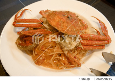 丸々1匹のセコガニを乗せたトマトソースパスタ 丸々1匹のセコガニを乗せたトマトソースパスタ 108059645