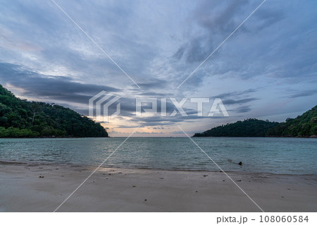 Beautiful sunset in Mai Ngam beach, Surin island national park, Pang Nga, Thailand 108060584
