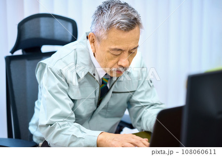 作業着を着たシニア経営者 作業着を着たシニア経営者 108060611