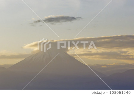 笠雲の富士山 108061340