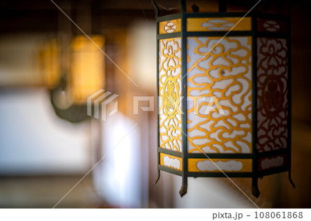 京都の秋、黄檗宗の寺・浄住寺、方丈の吊り灯篭 京都の秋、黄檗宗の寺・浄住寺、方丈の吊り灯篭 108061868