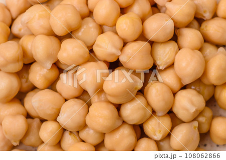Delicious canned chickpeas in a ceramic plate on a dark concrete background 108062866
