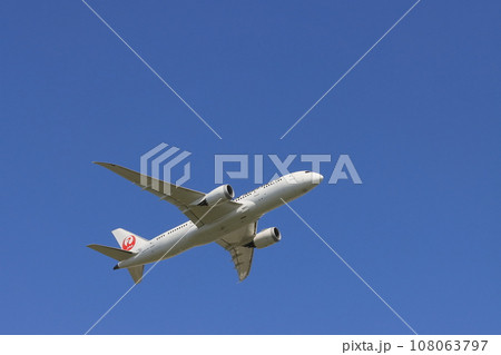 離陸していく旅客機 離陸していく旅客機 108063797