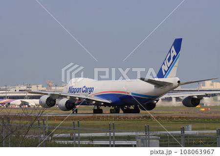 離陸に向かう大型貨物機 747 離陸に向かう大型貨物機 747 108063967