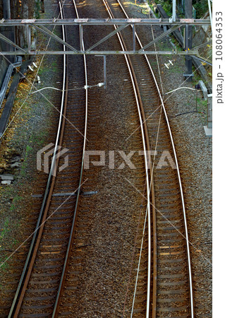 緩やかにカーブする鉄道の線路 108064353