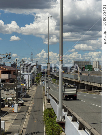近畿道と中環が通る大阪市内の風景 近畿道と中環が通る大阪市内の風景 108065401
