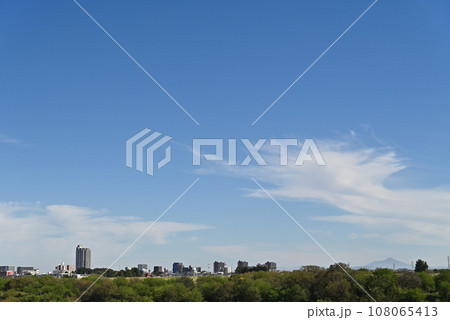 渡良瀬川から望む爽やかな青空と街（茨城県古河市）の風景：埼玉県加須市（旧北川辺町） 108065413