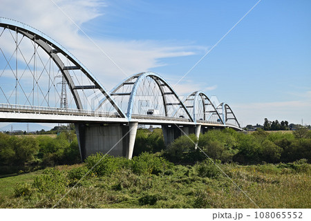 渡良瀬川に架かる鉄橋をトラックが通る：埼玉県加須市（旧北川辺町） 108065552