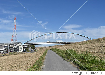 渡良瀬川の堤防の遊歩道から見える鉄塔、鉄橋 108065554