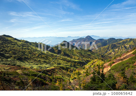 秋晴れの志賀草津高原ルート　山田峠から見る笠岳と北アルプス 108065642