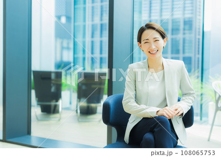 ソファーに座るビジネスウーマン 108065753