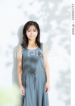 木漏れ日の中の女性 木漏れ日の中の女性 108065757