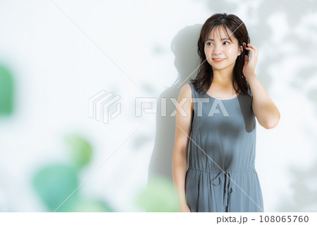 木漏れ日の中の女性 108065760