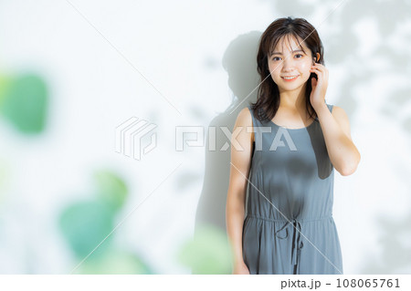 木漏れ日の中の女性 木漏れ日の中の女性 108065761