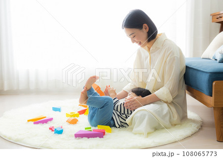 子供を抱っこするお母さん 子供を抱っこするお母さん 108065773
