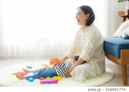 子供を抱っこするお母さん　 108065774