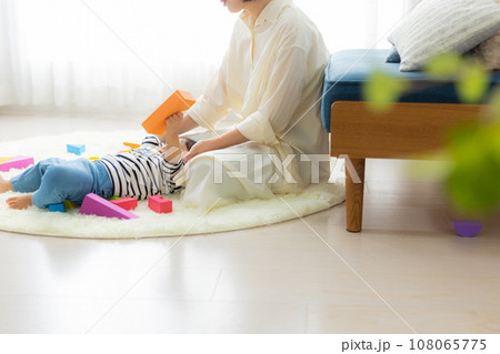 子供を抱っこするお母さん　 108065775