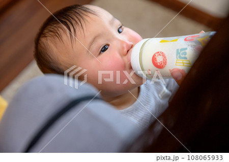 母親に抱っこしてもらい、ミルクを飲む赤ちゃん 授乳 あやす 乳幼児 育児 0歳乳幼児 母親に抱っこしてもらい、ミルクを飲む赤ちゃん 授乳 あやす 乳幼児 育児 0歳乳幼児 108065933