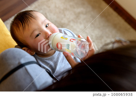母親に抱っこしてもらい、ミルクを飲む赤ちゃん 授乳 あやす 乳幼児 育児 0歳乳幼児 母親に抱っこしてもらい、ミルクを飲む赤ちゃん 授乳 あやす 乳幼児 育児 0歳乳幼児 108065938