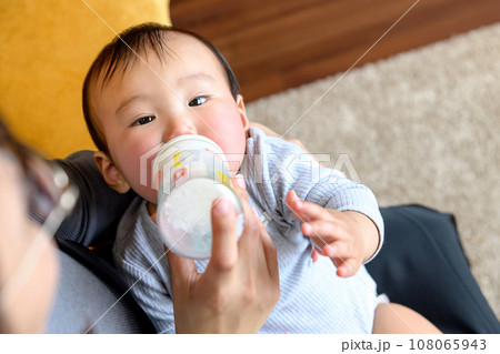 母親に抱っこしてもらい、ミルクを飲む赤ちゃん 授乳 あやす 乳幼児 育児 0歳乳幼児トリミングアップ 母親に抱っこしてもらい、ミルクを飲む赤ちゃん 授乳 あやす 乳幼児 育児 0歳乳幼児トリミングアップ 108065943