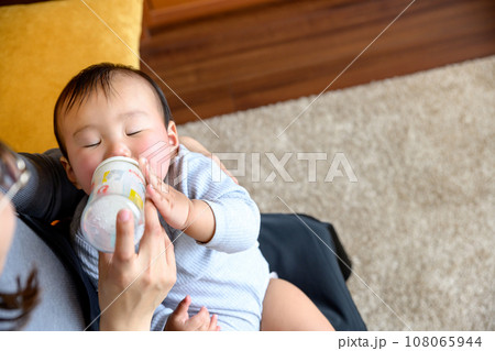 母親に抱っこしてもらい、ミルクを飲む赤ちゃん 授乳 あやす 乳幼児 育児 0歳乳幼児 母親に抱っこしてもらい、ミルクを飲む赤ちゃん 授乳 あやす 乳幼児 育児 0歳乳幼児 108065944