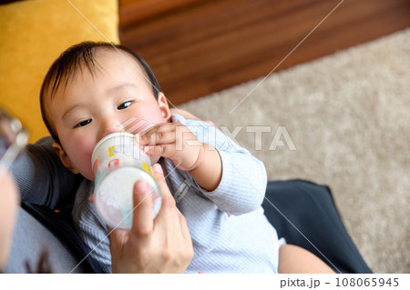 母親に抱っこしてもらい、ミルクを飲む赤ちゃん 授乳 あやす 乳幼児 育児 0歳乳幼児 母親に抱っこしてもらい、ミルクを飲む赤ちゃん 授乳 あやす 乳幼児 育児 0歳乳幼児 108065945