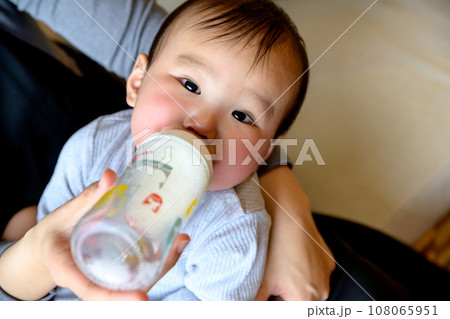 母親に抱っこしてもらい、ミルクを飲む赤ちゃん 授乳 あやす 乳幼児 育児 0歳乳幼児 母親に抱っこしてもらい、ミルクを飲む赤ちゃん 授乳 あやす 乳幼児 育児 0歳乳幼児 108065951