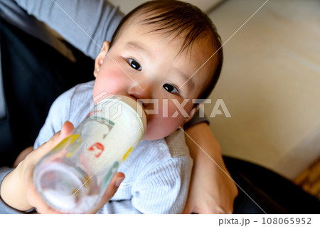 母親に抱っこしてもらい、ミルクを飲む赤ちゃん 授乳 あやす 乳幼児 育児 0歳乳幼児 母親に抱っこしてもらい、ミルクを飲む赤ちゃん 授乳 あやす 乳幼児 育児 0歳乳幼児 108065952